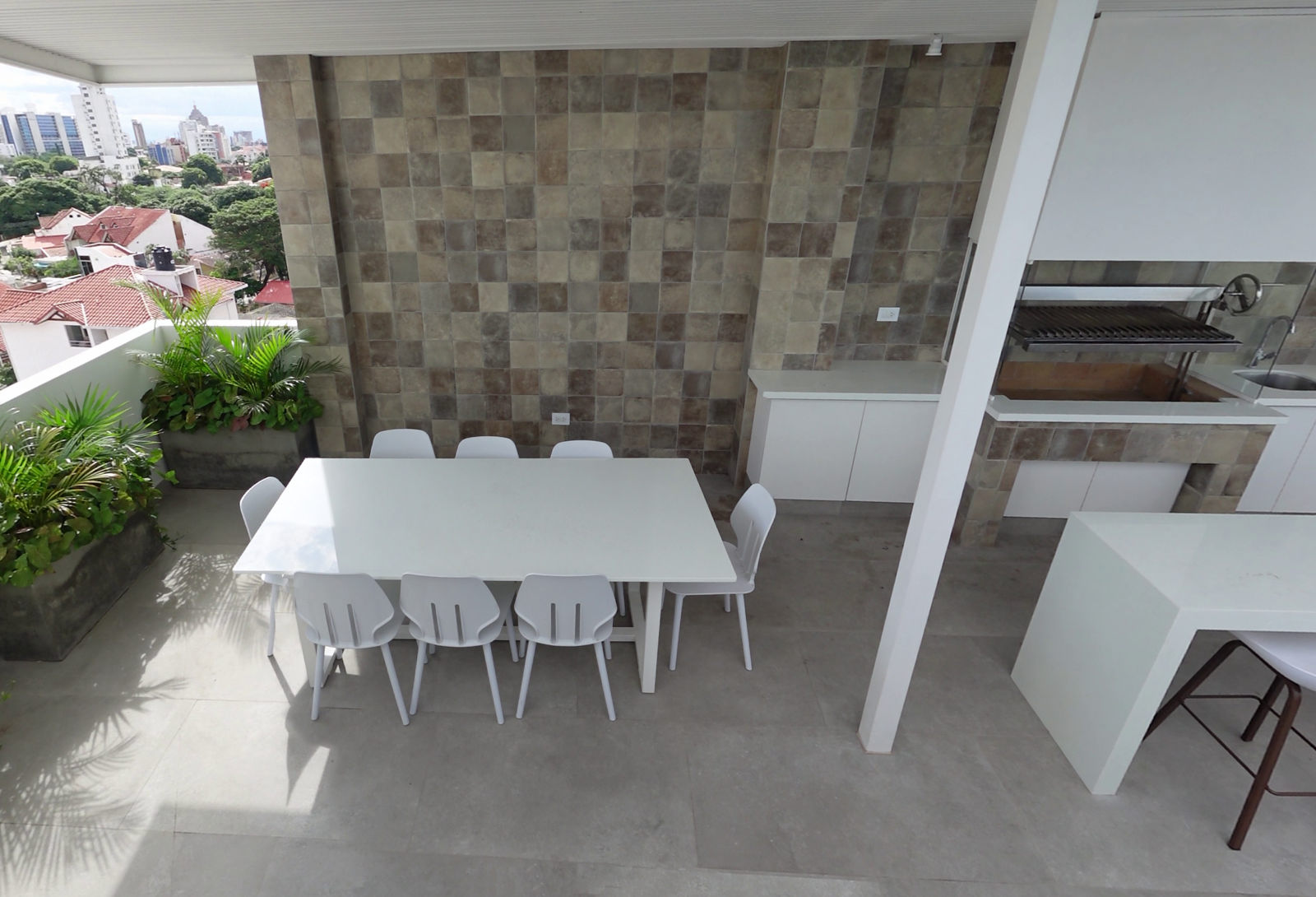 Churrasquera y mesa comunitaria en la terraza