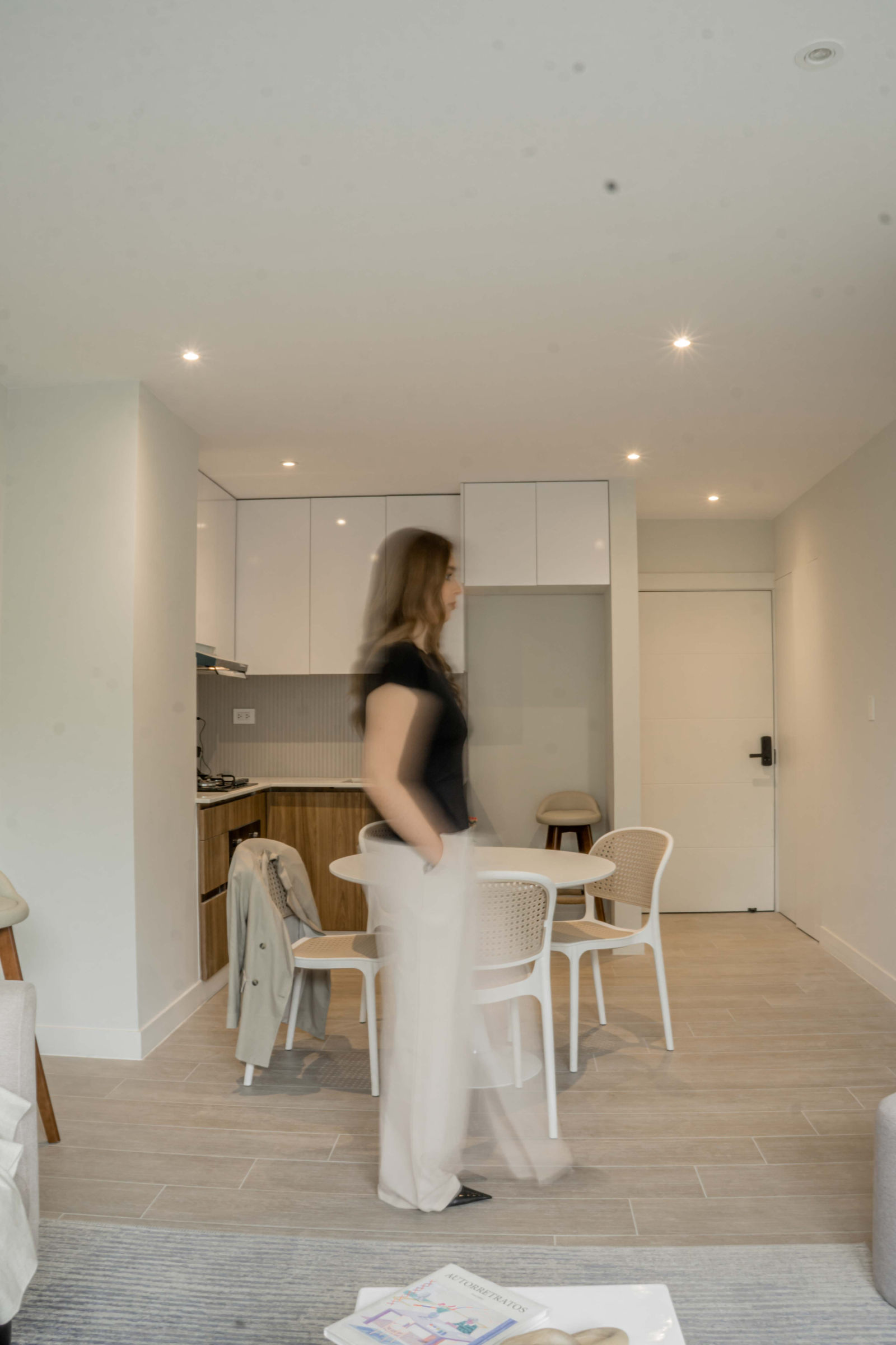 Cocina equipada del departamento modelo, con muebles altos y bajos